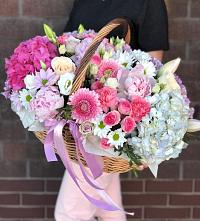 Композиция солнечный день в Алферьево Цветочная композиция из Розы, Хризантемы, Пионы и Лизиантусы в корзине в Алферьево