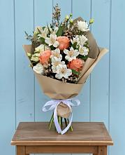 Букет цветов из:  Альстромерии, Лизиантусы, Розы и Хризантемы в Алферьево