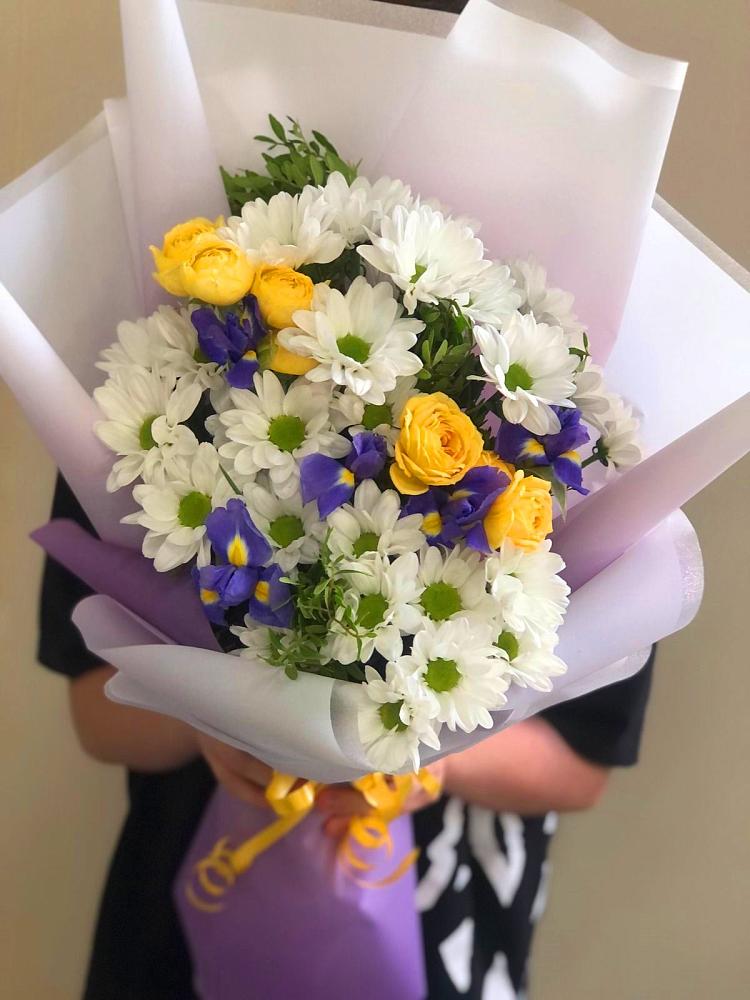 Букет цветов из: Ирисы, Хризантемы и Розы в Алферьево