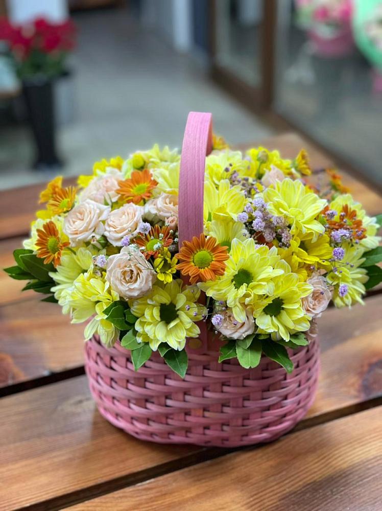 Цветочная композиция из Хризантемы и Розы в корзине в Алферьево