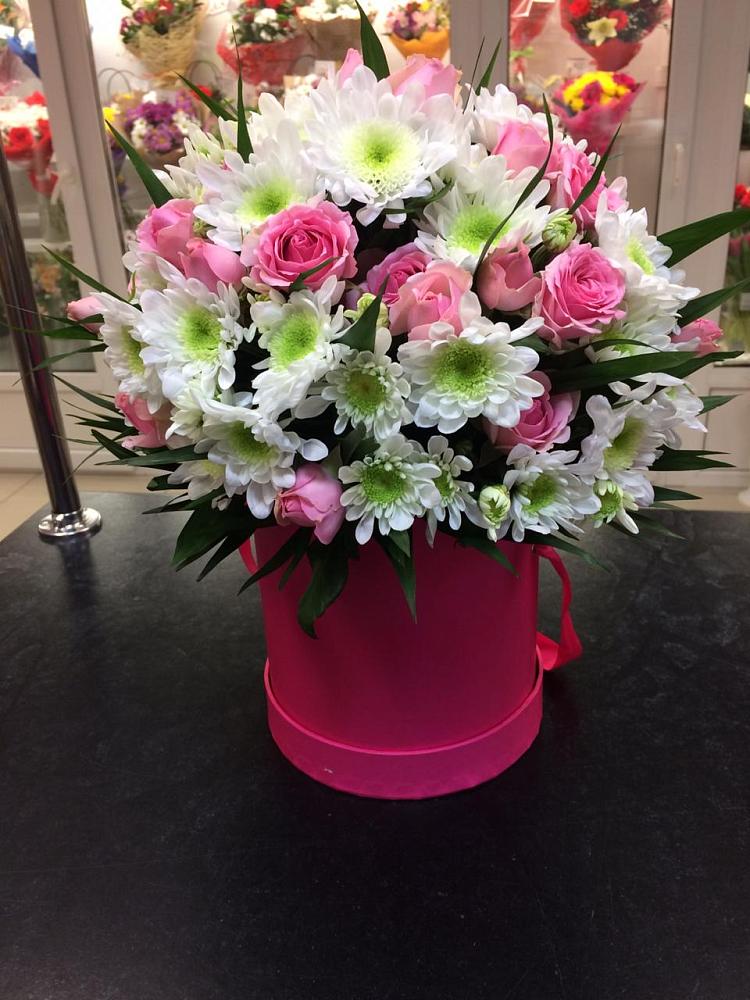 Цветочная композиция из Розы и Хризантемы в шляпной коробке в Алферьево